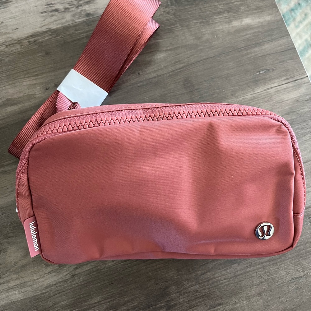 Lululemon Everywhere belt bag- new with tags
